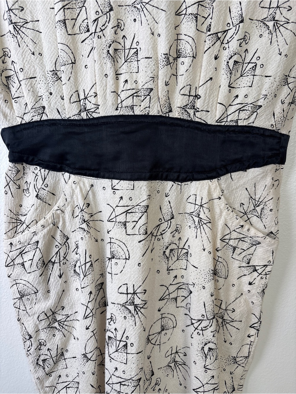 VTG 80s Abstract Wiggle Dress with Hourglass Silhouette - Picture 5 of 9